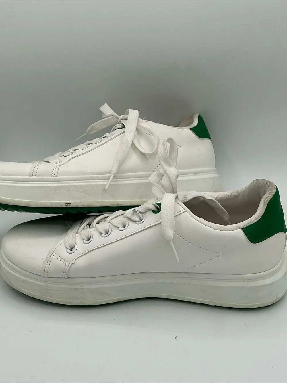 Madden Girl Low Top Sneakers Women’s Size 8 White with Green Casual